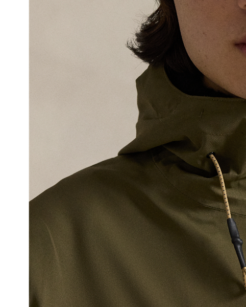This colour-blocked jacket shields you from the rain thanks to its lightweight, water-resistant fabric and drawstring hood.