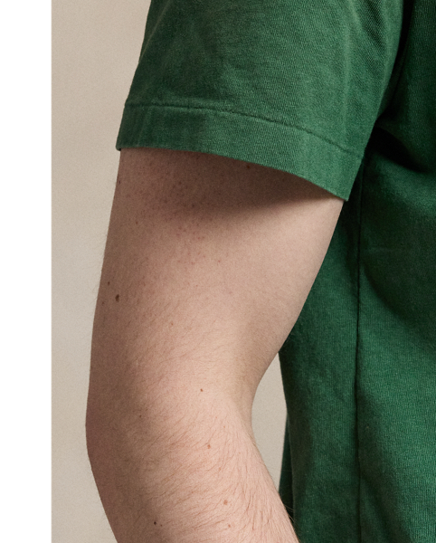 This cotton jersey T-shirt is specially developed for a relaxed, timeworn look and an ultra-soft feel from day one.