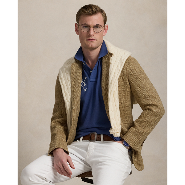 An American style standard since 1972, the Polo shirt has been imitated but never matched. Over the decades, Ralph Lauren Lauren has re-imagined his signature style in a wide array of colours and fits, yet all retain the quality and attention to detail of the iconic original. This version is made from our highly breathable cotton mesh and features a twill “3” patch, which is the number typically worn by a polo team’s strongest player.