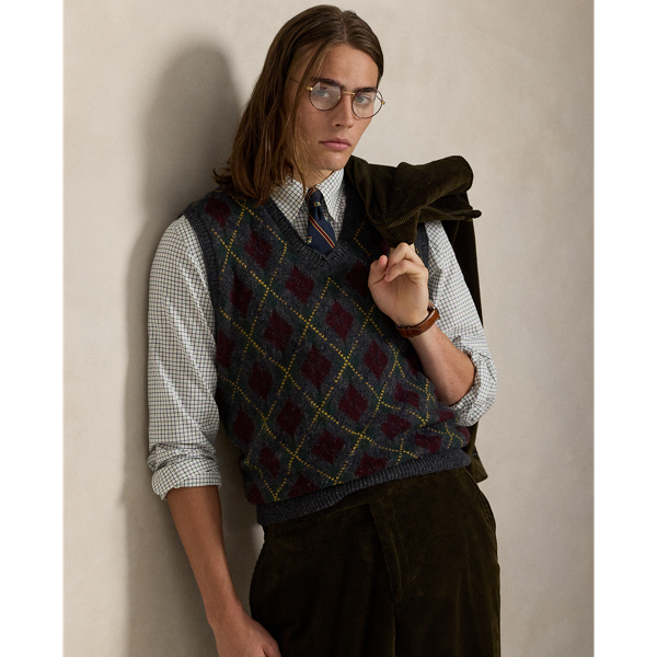 This argyle sleeveless jumper is part of the season's collection inspired by the sophisticated simplicity of uptown Manhattan. On the left hem, it features our founder's initials intricately embroidered by hand.