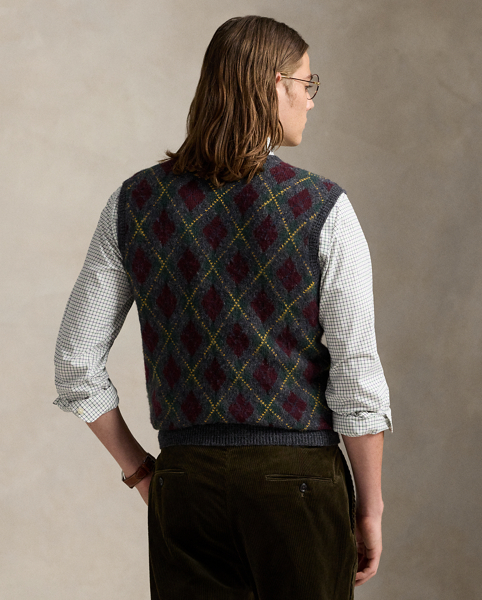 This argyle sleeveless jumper is part of the season's collection inspired by the sophisticated simplicity of uptown Manhattan. On the left hem, it features our founder's initials intricately embroidered by hand.