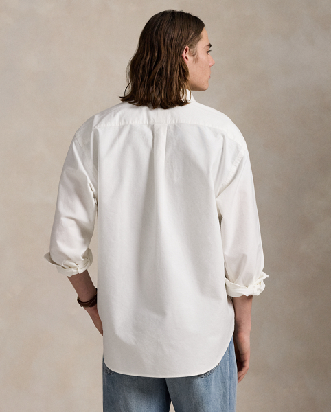 As a boy growing up in the Bronx, Mr Lauren loved going to Yankee Stadium™ to watch his hometown heroes play ball. This unisex oxford shirt celebrates Mr Lauren's long-standing love of the Bronx Bombers™ and the game of baseball with a New York Yankees™ logo patch. It is rendered in our iconic Big Fit from the '90s and finished with our signature embroidered Pony.