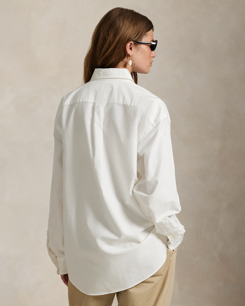 As a boy growing up in the Bronx, Mr Lauren loved going to Yankee Stadium™ to watch his hometown heroes play ball. This unisex oxford shirt celebrates Mr Lauren's long-standing love of the Bronx Bombers™ and the game of baseball with a New York Yankees™ logo patch. It is rendered in our iconic Big Fit from the '90s and finished with our signature embroidered Pony.