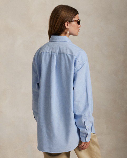 As a boy growing up in the Bronx, Mr Lauren loved going to Yankee Stadium™ to watch his hometown heroes play ball. This unisex oxford shirt celebrates Mr Lauren's long-standing love of the Bronx Bombers™ and the game of baseball with a New York Yankees™ logo patch. It is rendered in our iconic Big Fit from the '90s and finished with our signature embroidered Pony.