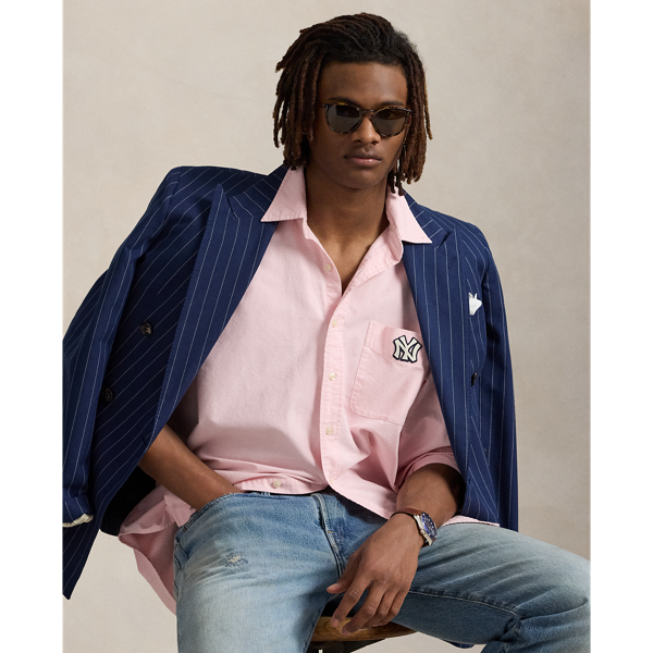 As a boy growing up in the Bronx, Mr Lauren loved going to Yankee Stadium™ to watch his hometown heroes play ball. This unisex oxford shirt celebrates Mr Lauren's long-standing love of the Bronx Bombers™ and the game of baseball with a New York Yankees™ logo patch. It is rendered in our iconic Big Fit from the '90s and finished with our signature embroidered Pony.