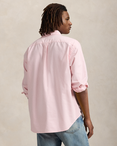 As a boy growing up in the Bronx, Mr Lauren loved going to Yankee Stadium™ to watch his hometown heroes play ball. This unisex oxford shirt celebrates Mr Lauren's long-standing love of the Bronx Bombers™ and the game of baseball with a New York Yankees™ logo patch. It is rendered in our iconic Big Fit from the '90s and finished with our signature embroidered Pony.