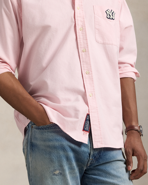 As a boy growing up in the Bronx, Mr Lauren loved going to Yankee Stadium™ to watch his hometown heroes play ball. This unisex oxford shirt celebrates Mr Lauren's long-standing love of the Bronx Bombers™ and the game of baseball with a New York Yankees™ logo patch. It is rendered in our iconic Big Fit from the '90s and finished with our signature embroidered Pony.