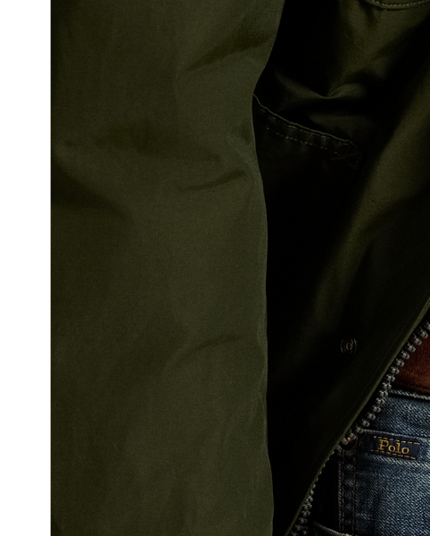 The Hampton Straight features a regular rise with an easy, relaxed fit through the seat and thigh. This non-stretch pair is developed with ring-spun cotton yarns that are rope-dyed with indigo. Repairs and whiskering provide an authentic timeworn look.