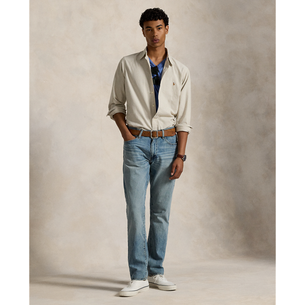 The slim-leg Sullivan features a regular rise and a trim fit through the seat, thigh and knee. This pair is crafted from indigo-dyed stretch denim and lightly washed for a broken-in feel.