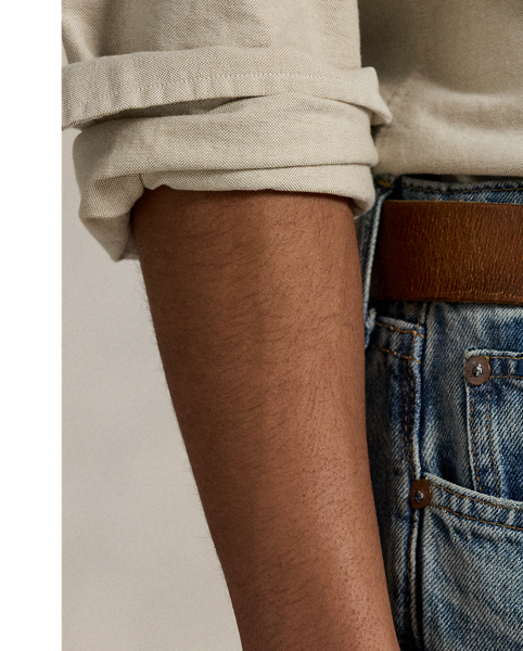 The slim-leg Sullivan features a regular rise and a trim fit through the seat, thigh and knee. This pair is crafted from indigo-dyed stretch denim and lightly washed for a broken-in feel.