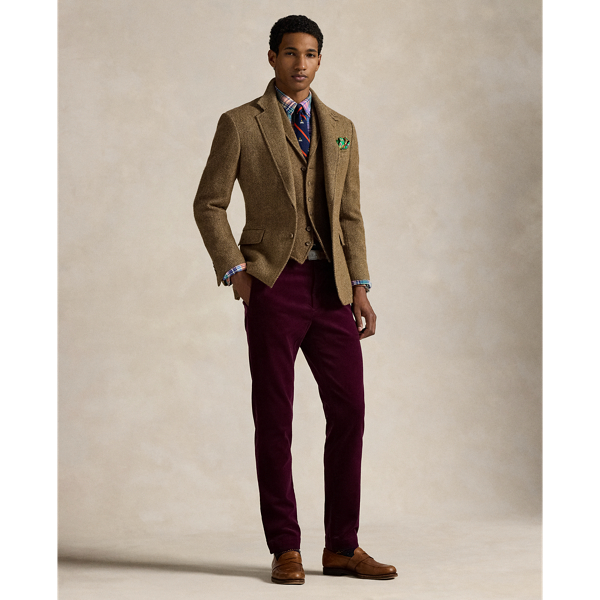 These trousers' fine-wale corduroy is produced with a higher pile for a more plush and luxurious feel.