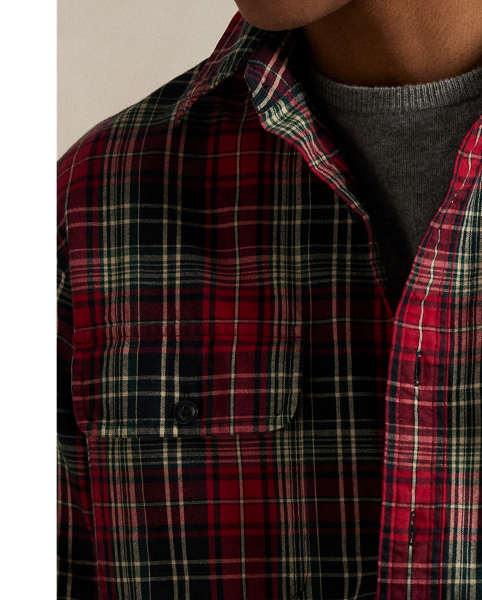 The oxford shirt made its debut very early in  Ralph Lauren Lauren’s designs, and since then, it has solidified its status as a pillar of the Polo look. Our fabric is developed with a secret wash, giving it instant character, ease and a heathered softness – what we refer to as "the perfect rumple". The formula is so unique that it's been kept in a safe for more than three decades. Today, Mr Lauren continues to create countless variations of his iconic shirt, including this brushed version, which draws inspiration from vintage utility shirts.