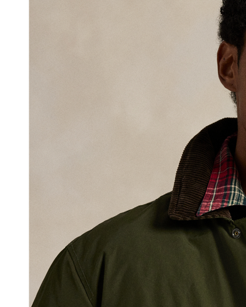 The oxford shirt made its debut very early in  Ralph Lauren Lauren’s designs, and since then, it has solidified its status as a pillar of the Polo look. Our fabric is developed with a secret wash, giving it instant character, ease and a heathered softness – what we refer to as "the perfect rumple". The formula is so unique that it's been kept in a safe for more than three decades. Today, Mr Lauren continues to create countless variations of his iconic shirt, including this brushed version, which draws inspiration from vintage utility shirts.