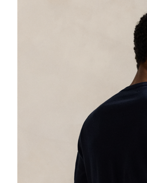 To create this layer, we reinterpreted the clean-lined silhouette of a T-shirt with combed cotton yarn and a sophisticated fine-knit construction. Our signature embroidered Pony on the left chest adds a distinctive finish.