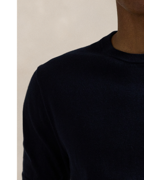 To create this layer, we reinterpreted the clean-lined silhouette of a T-shirt with combed cotton yarn and a sophisticated fine-knit construction. Our signature embroidered Pony on the left chest adds a distinctive finish.