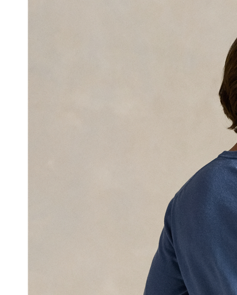 To create this layer, we reinterpreted the clean-lined silhouette of a T-shirt with combed cotton yarn and a sophisticated fine-knit construction. Our signature embroidered Pony on the left chest adds a distinctive finish.