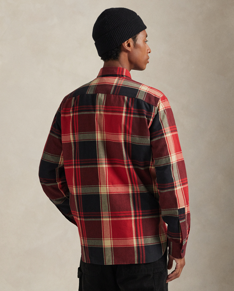 The oxford shirt made its debut very early in Ralph Lauren Lauren’s designs, and since then, it has solidified its status as a pillar of the Polo look. Our fabric is developed with a secret wash, giving it instant character, ease and a heathered softness – what we refer to as "the perfect rumple". The formula is so unique that it's been kept in a safe for more than three decades. Today, Mr Lauren continues to create countless variations of his iconic shirt, including this brushed version featuring a rugged utilitarian silhouette.