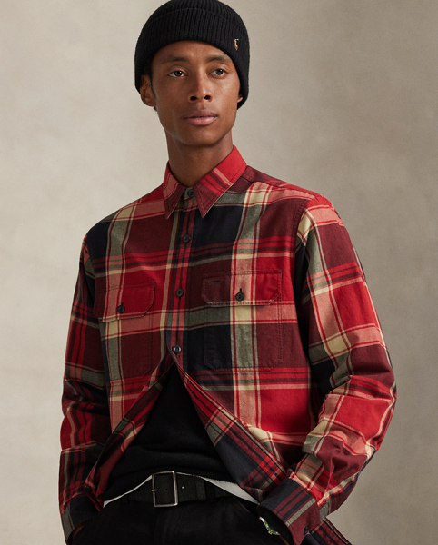 The oxford shirt made its debut very early in Ralph Lauren Lauren’s designs, and since then, it has solidified its status as a pillar of the Polo look. Our fabric is developed with a secret wash, giving it instant character, ease and a heathered softness – what we refer to as "the perfect rumple". The formula is so unique that it's been kept in a safe for more than three decades. Today, Mr Lauren continues to create countless variations of his iconic shirt, including this brushed version featuring a rugged utilitarian silhouette.