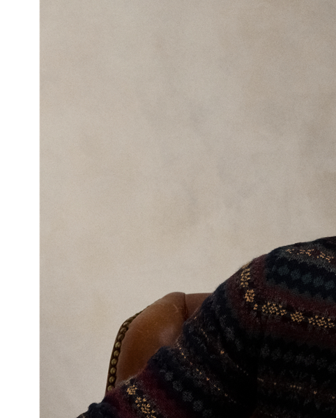 This jumper unites six different hues of wool yarn to create its intricate Fair Isle pattern. It is finished with our signature embroidered Pony on the left chest.