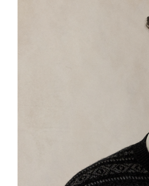 This jumper unites four different hues of wool yarn to create its intricate Fair Isle pattern. It is finished with our signature embroidered Pony on the left chest.