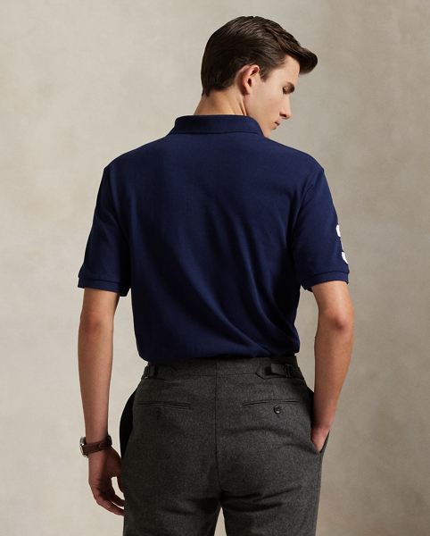 An American style standard since 1972, the Polo shirt has been imitated but never matched. Over the decades, Ralph Lauren Lauren has reimagined his signature style in a wide array of colours and fits, yet all retain the quality and attention to detail of the iconic original. This mesh version features an equestrian-inspired crest that celebrates 20 years of Ralph Lauren Lauren's iconic Big Pony.