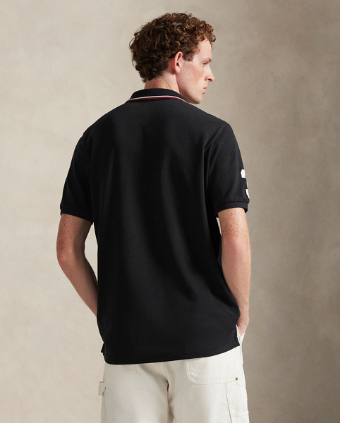 An American style standard since 1972, the Polo shirt has been imitated but never matched. Over the decades, Ralph Lauren Lauren has reimagined his signature style in a wide array of colours and fits, yet all retain the quality and attention to detail of the iconic original. This mesh version features an equestrian-inspired crest celebrating 20 years of Ralph Lauren Lauren's iconic Big Pony.