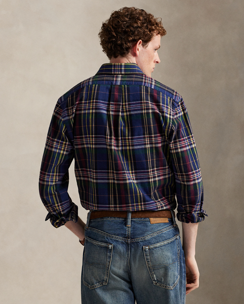 The oxford shirt made its debut very early in Ralph Lauren Lauren’s designs, and since then, it has solidified its status as a pillar of the Polo look. Our fabric is developed with a secret wash, giving it instant character, ease and a heathered softness – what we refer to as "the perfect rumple". The formula is so unique that it's been kept in a safe for more than three decades. Today, Mr Lauren continues to create countless variations of his iconic shirt, including this brushed version, which features a classic plaid motif.