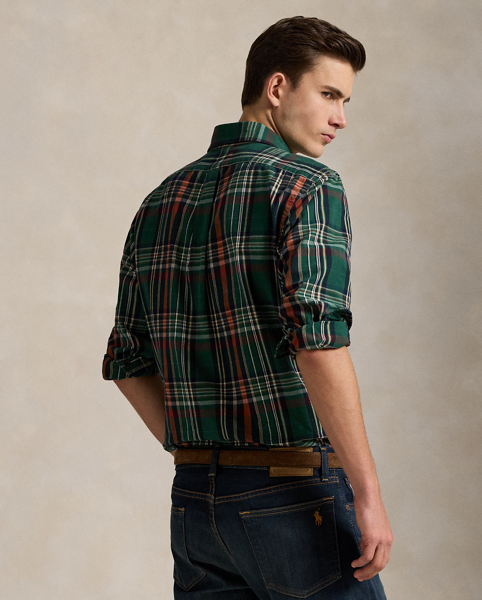 The oxford shirt made its debut very early in Ralph Lauren Lauren’s designs, and since then, it has solidified its status as a pillar of the Polo look. Our fabric is developed with a secret wash, giving it instant character, ease and a heathered softness – what we refer to as "the perfect rumple". The formula is so unique that it's been kept in a safe for more than three decades. Today, Mr Lauren continues to create countless variations of his iconic shirt, including this brushed version, which features a classic plaid motif.