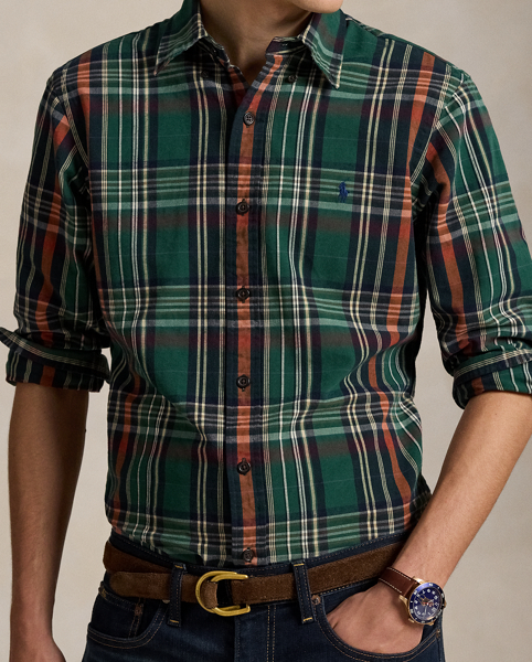 The oxford shirt made its debut very early in Ralph Lauren Lauren’s designs, and since then, it has solidified its status as a pillar of the Polo look. Our fabric is developed with a secret wash, giving it instant character, ease and a heathered softness – what we refer to as "the perfect rumple". The formula is so unique that it's been kept in a safe for more than three decades. Today, Mr Lauren continues to create countless variations of his iconic shirt, including this brushed version, which features a classic plaid motif.