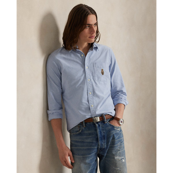 The Oxford shirt made its debut very early in Ralph Lauren Lauren’s designs, and since then, it has solidified its status as a pillar of the Polo look. The fabric is developed with a secret wash that gives it instant character, ease and a heathered softness for the perfect "rumple". The formula is so unique that it's been kept in a safe for more than three decades. Today, Mr Lauren continues to create countless variations of his iconic shirt, including this trim version, which is embroidered with our beloved Polo Bear.