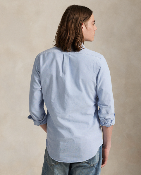 The Oxford shirt made its debut very early in Ralph Lauren Lauren’s designs, and since then, it has solidified its status as a pillar of the Polo look. The fabric is developed with a secret wash that gives it instant character, ease and a heathered softness for the perfect "rumple". The formula is so unique that it's been kept in a safe for more than three decades. Today, Mr Lauren continues to create countless variations of his iconic shirt, including this trim version, which is embroidered with our beloved Polo Bear.