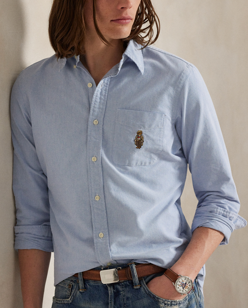 The Oxford shirt made its debut very early in Ralph Lauren Lauren’s designs, and since then, it has solidified its status as a pillar of the Polo look. The fabric is developed with a secret wash that gives it instant character, ease and a heathered softness for the perfect "rumple". The formula is so unique that it's been kept in a safe for more than three decades. Today, Mr Lauren continues to create countless variations of his iconic shirt, including this trim version, which is embroidered with our beloved Polo Bear.