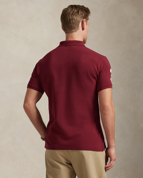 An American style standard since 1972, the Polo shirt has been imitated but never matched. Over the decades, Ralph Lauren Lauren has reimagined his signature style in a wide array of colours and fits, yet all retain the quality and attention to detail of the iconic original. This version features our Big Pony, a crest and a "3" patch – nodding to the number typically worn by a polo team's strongest player.