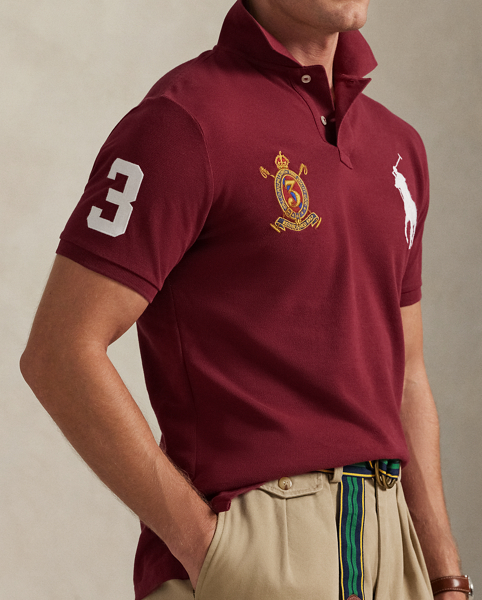 An American style standard since 1972, the Polo shirt has been imitated but never matched. Over the decades, Ralph Lauren Lauren has reimagined his signature style in a wide array of colours and fits, yet all retain the quality and attention to detail of the iconic original. This version features our Big Pony, a crest and a "3" patch – nodding to the number typically worn by a polo team's strongest player.