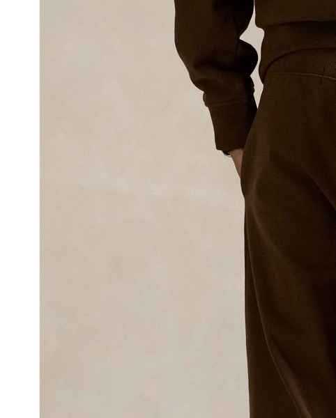 In heavyweight cotton-blend fleece, these unisex tracksuit bottoms feature our iconic Polo Sport logo embroidered at the left leg.