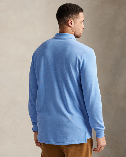 An American style standard since 1972, the Polo shirt has been imitated but never matched. Over the decades, Ralph Lauren Lauren has re-imagined his signature style in a wide array of colours and fits, yet all retain the quality and attention to detail of the iconic original. This relaxed version is made from our highly breathable cotton mesh, which offers a textured look and a soft feel.