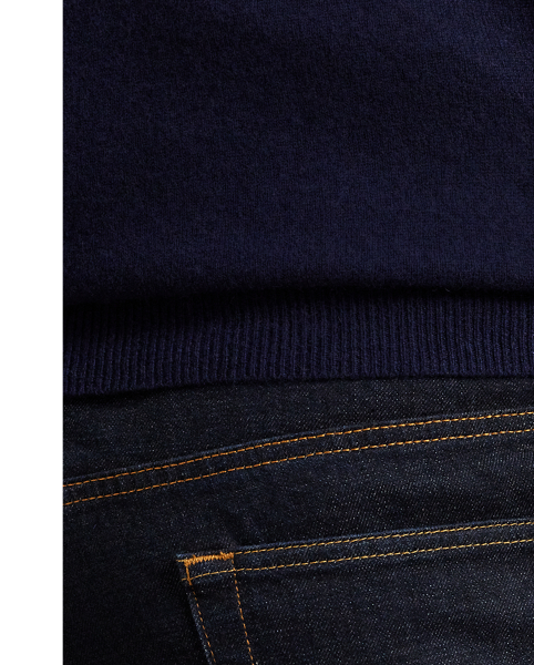 Polo's straight-leg jean features a regular rise with an easy, relaxed fit through the seat and the thigh. This Big & Tall pair is crafted from indigo-dyed stretch denim and finished with our signature embroidered Pony.