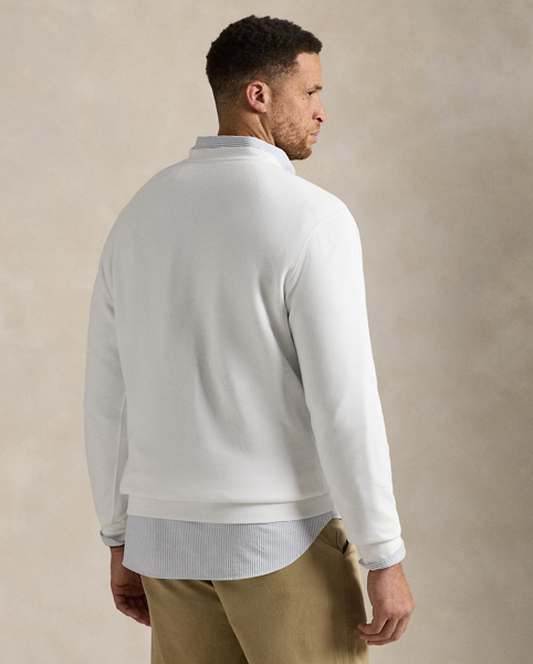 The Collegiate Bear debuted in the form of a Steiff plush bear in 1996 and, six years later, was voted by Polo fans to appear on a jumper for the first time in Ralph Lauren Lauren history. Now the Collegiate Bear is back on this cotton-blend Big & Tall sweatshirt and with a few stylish updates – tortoiseshell glasses and a Polo-emblazoned pullover.