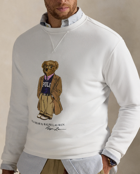 The Collegiate Bear debuted in the form of a Steiff plush bear in 1996 and, six years later, was voted by Polo fans to appear on a jumper for the first time in Ralph Lauren Lauren history. Now the Collegiate Bear is back on this cotton-blend Big & Tall sweatshirt and with a few stylish updates – tortoiseshell glasses and a Polo-emblazoned pullover.