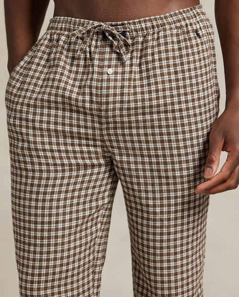 This sleep set is crafted from soft cotton flannel for a comfortable fit and feel.