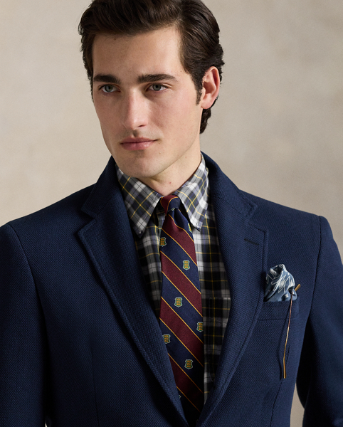 Our Polo blazer offers more structure in the chest and shoulders. This version is beautifully tailored in Portugal using a cotton-blend twill fabric that was custom-developed for Ralph Lauren Lauren.