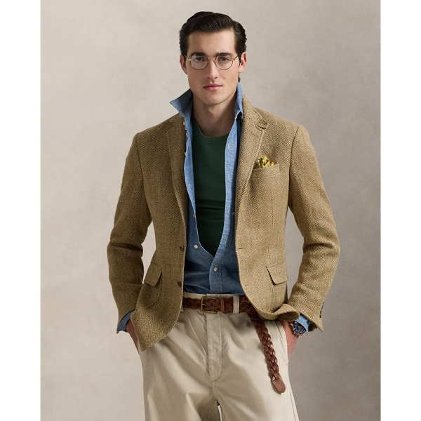 Our Polo blazer offers more structure in the chest and shoulders. This version is tailored from an Italian herringbone tweed that was custom-developed with lightweight linen, silk and fine wool.