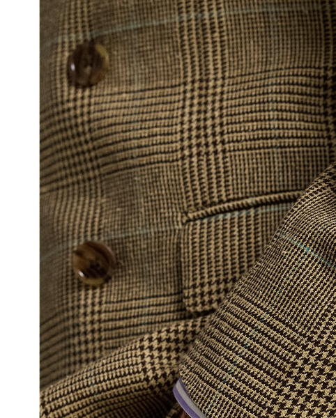 Our Polo suit jacket offers more structure in the chest and shoulders. This version is distinguished by custom-developed Italian tweed, which combines fine wool and silk for a rich textural depth.