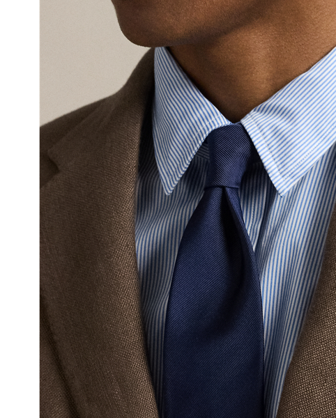 Our Polo suit jacket offers more structure in the chest and shoulders. This version is meticulously tailored using Italian linen cloth that was custom-developed for  Ralph Lauren Lauren.