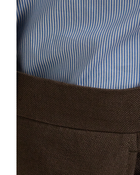 Expertly tailored using bespoke Italian linen, these trousers reflect  Ralph Lauren Lauren's dedication to superior crafting. The custom-developed fabric provides a refined drape and a timeless elegance that enhances their classic flat-front silhouette.