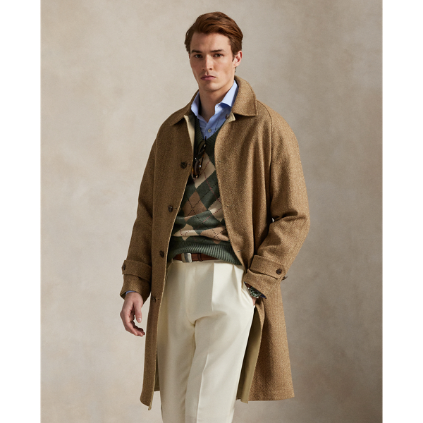 This balmacaan topcoat is expertly crafted in Italy from a custom-developed herringbone fabric, which is woven with lightweight linen, silk and wool. It reverses to reveal a stretch cotton poplin side, which is enhanced with a water-repellent finish.