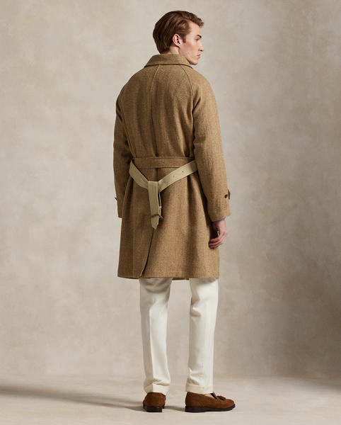 This balmacaan topcoat is expertly crafted in Italy from a custom-developed herringbone fabric, which is woven with lightweight linen, silk and wool. It reverses to reveal a stretch cotton poplin side, which is enhanced with a water-repellent finish.