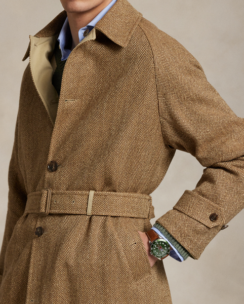 This balmacaan topcoat is expertly crafted in Italy from a custom-developed herringbone fabric, which is woven with lightweight linen, silk and wool. It reverses to reveal a stretch cotton poplin side, which is enhanced with a water-repellent finish.