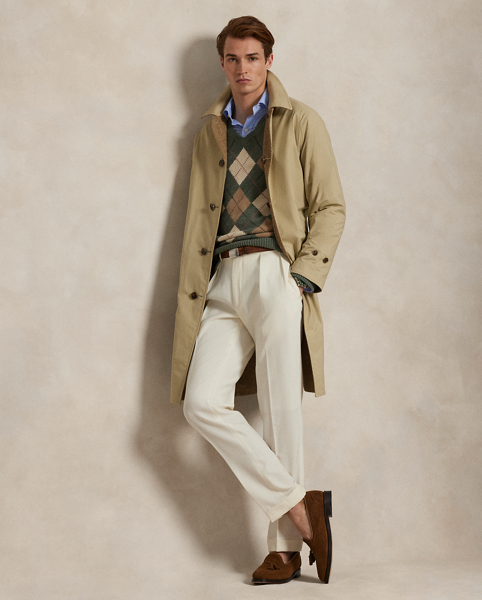 This balmacaan topcoat is expertly crafted in Italy from a custom-developed herringbone fabric, which is woven with lightweight linen, silk and wool. It reverses to reveal a stretch cotton poplin side, which is enhanced with a water-repellent finish.