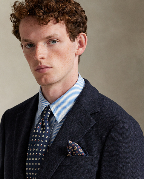 Our Polo sport coat offers more structure in the chest and shoulders along with full lining. This wool-blend version is crafted from a custom-developed herringbone fabric for a classic Ralph Lauren Lauren look.